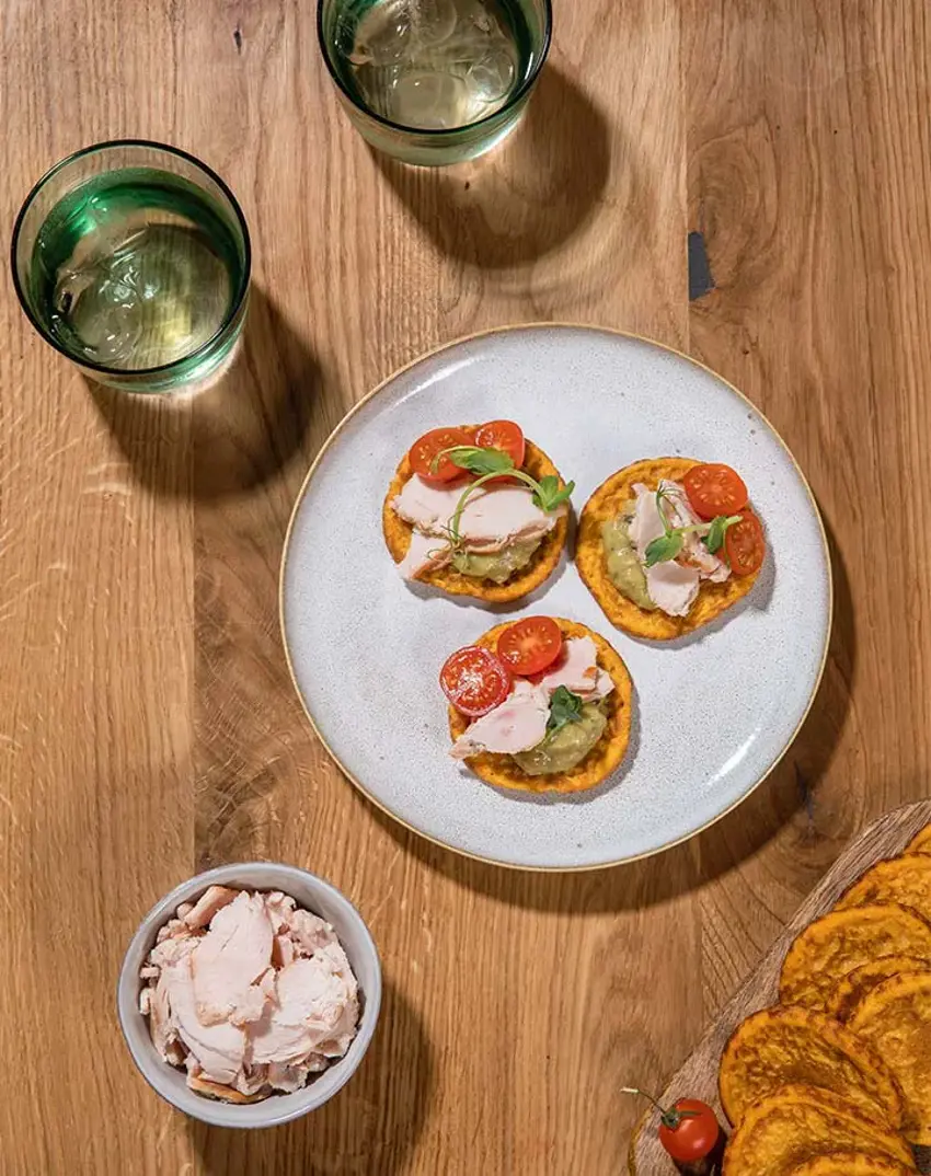 Atria_Porkkanaohukaiset_ja_avokado_kanasalaatti-pysty.webp