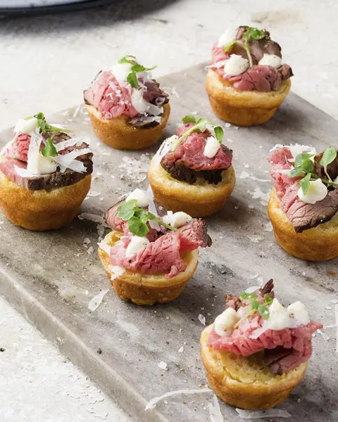 Minimuffinit-punaviinipaistilla-ja-piparjuurimajoneesilla.webp