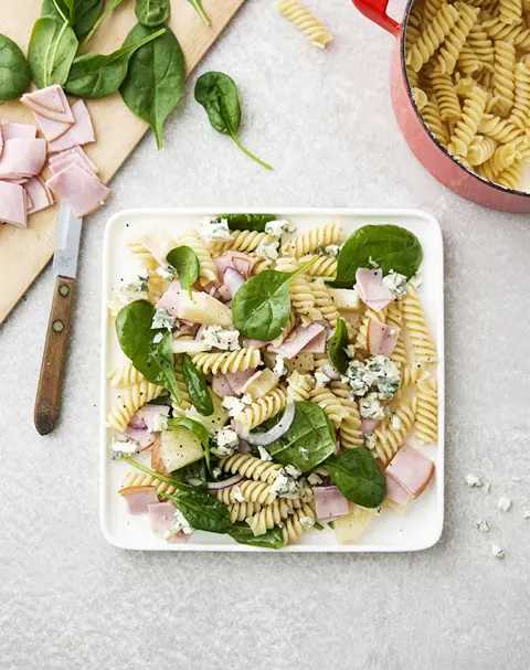 Havaijin-pasta-kinkkusalaatti.webp