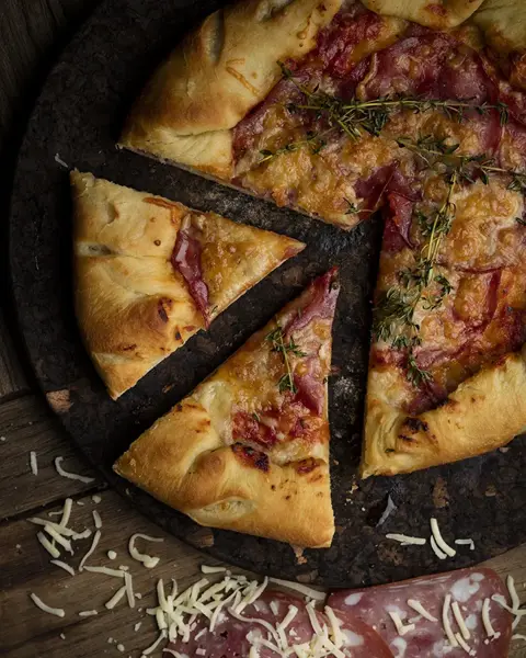 Meetvurstipizza.webp
