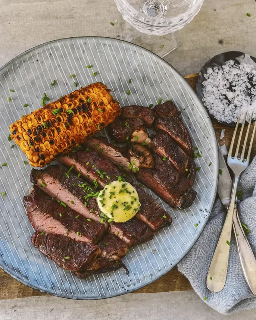 Savustettu-naudan-rib-eye-steak-viskivoilla-ja-savustetulla-maissilla.webp