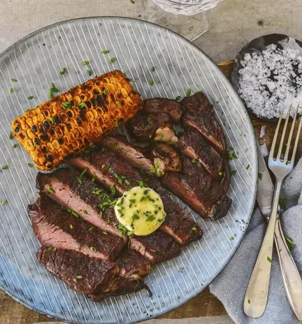 Savustettu-naudan-rib-eye-steak-viskivoilla-ja-savustetulla-maissilla.webp