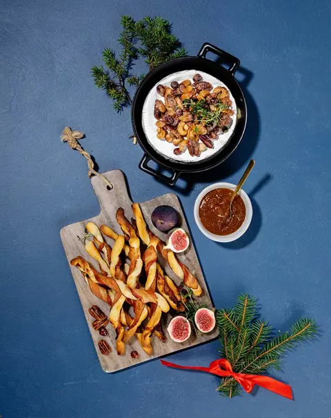 Paahdettu brie, pekoni-leipätikut ja karamellisoidut pähkinät.webp