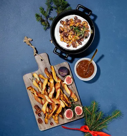 Paahdettu brie, pekoni-leipätikut ja karamellisoidut pähkinät.webp
