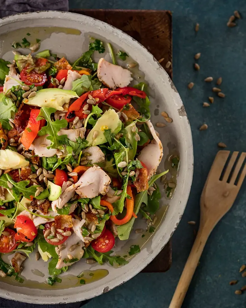 Kana-avocadosalaatti+limedressing.webp