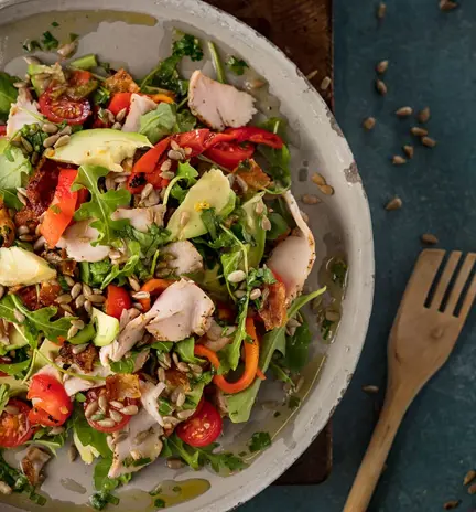 Kana-avocadosalaatti+limedressing.webp