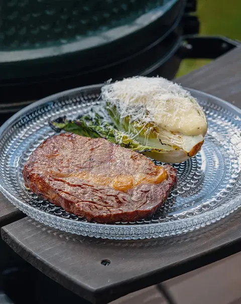 Entrecote-ja-grillattua-sydansalaattia-caesar-henri-alen.webp