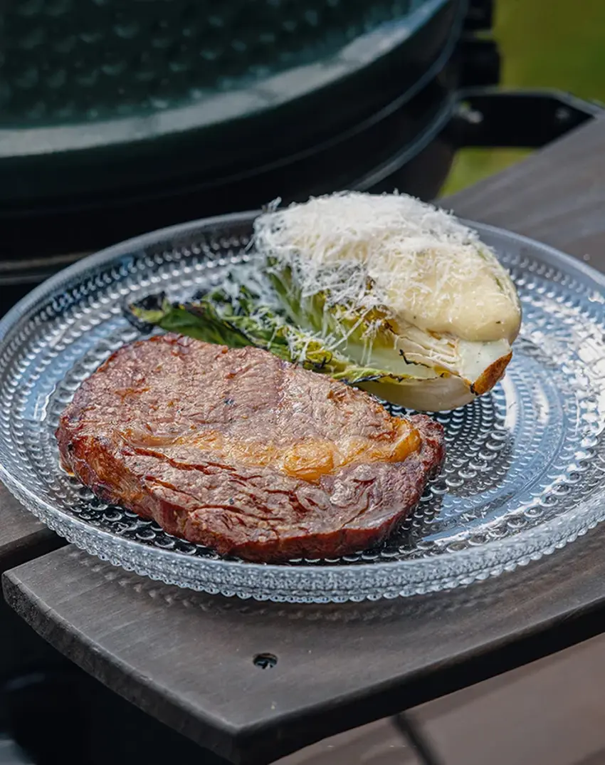 Entrecote-ja-grillattua-sydansalaattia-caesar-henri-alen.webp