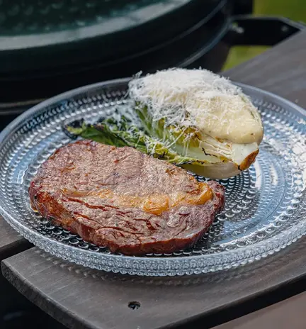 Entrecote-ja-grillattua-sydansalaattia-caesar-henri-alen.webp
