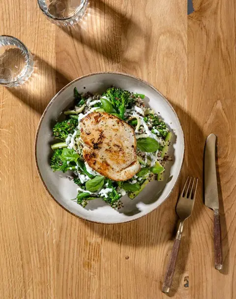 Atria_Valkosipuli_basilikakanaa_quinoa_kurpitsawokki-pysty.webp