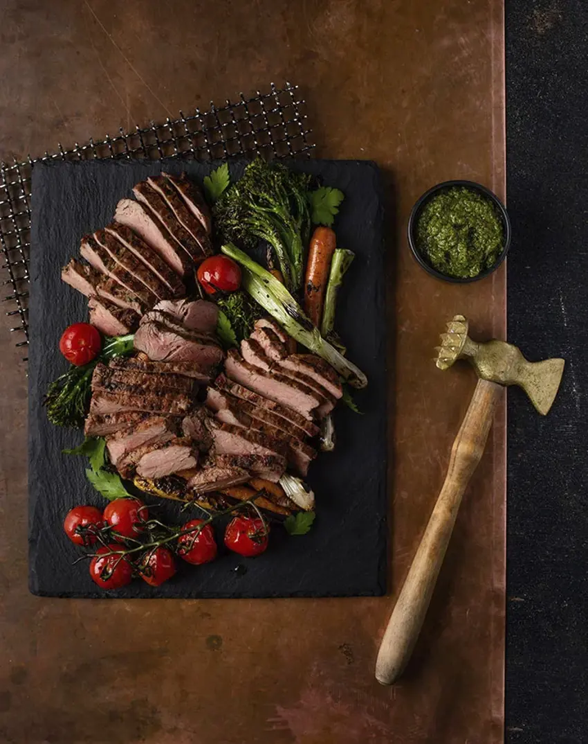 Ulkofileepihvit,-grillatut-kesäkasvikset-ja-salsa-verde.webp