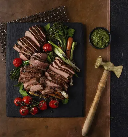Ulkofileepihvit,-grillatut-kesäkasvikset-ja-salsa-verde.webp