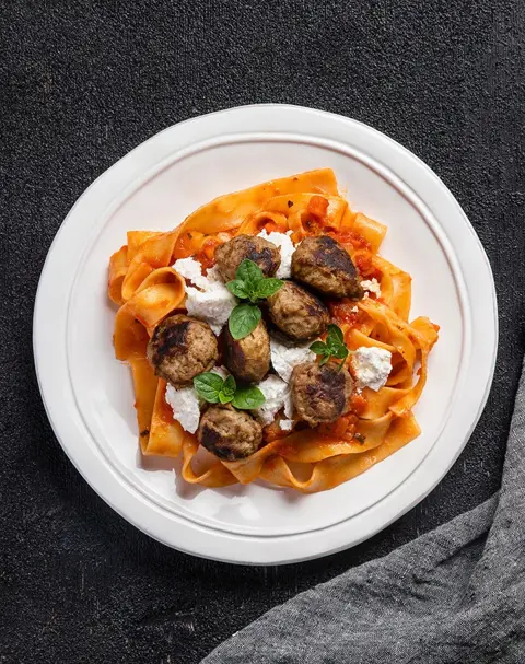 Artesaani-lihapullaragu-ja-pappardellepastaa.webp