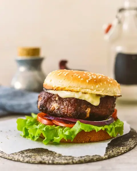 Sinihomejuustotaytteiset-savuburgerit.webp