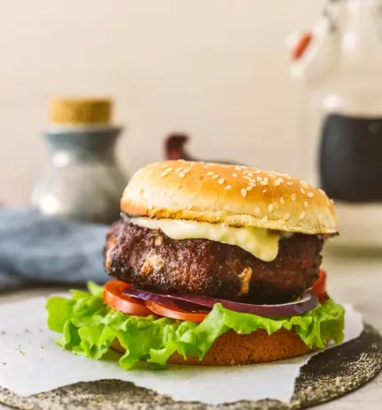 Sinihomejuustotaytteiset-savuburgerit.webp
