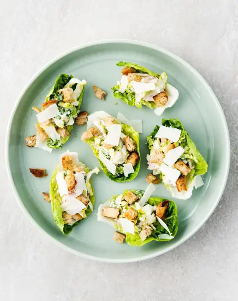 Kana-caesarsalaattiveneet.webp