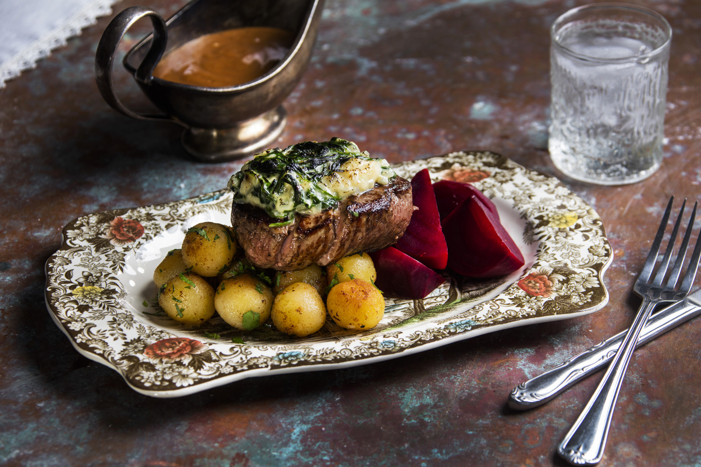 12025Pinaattikuorrutettua naudan sisäfileetä ja pariisinperunoita.jpg