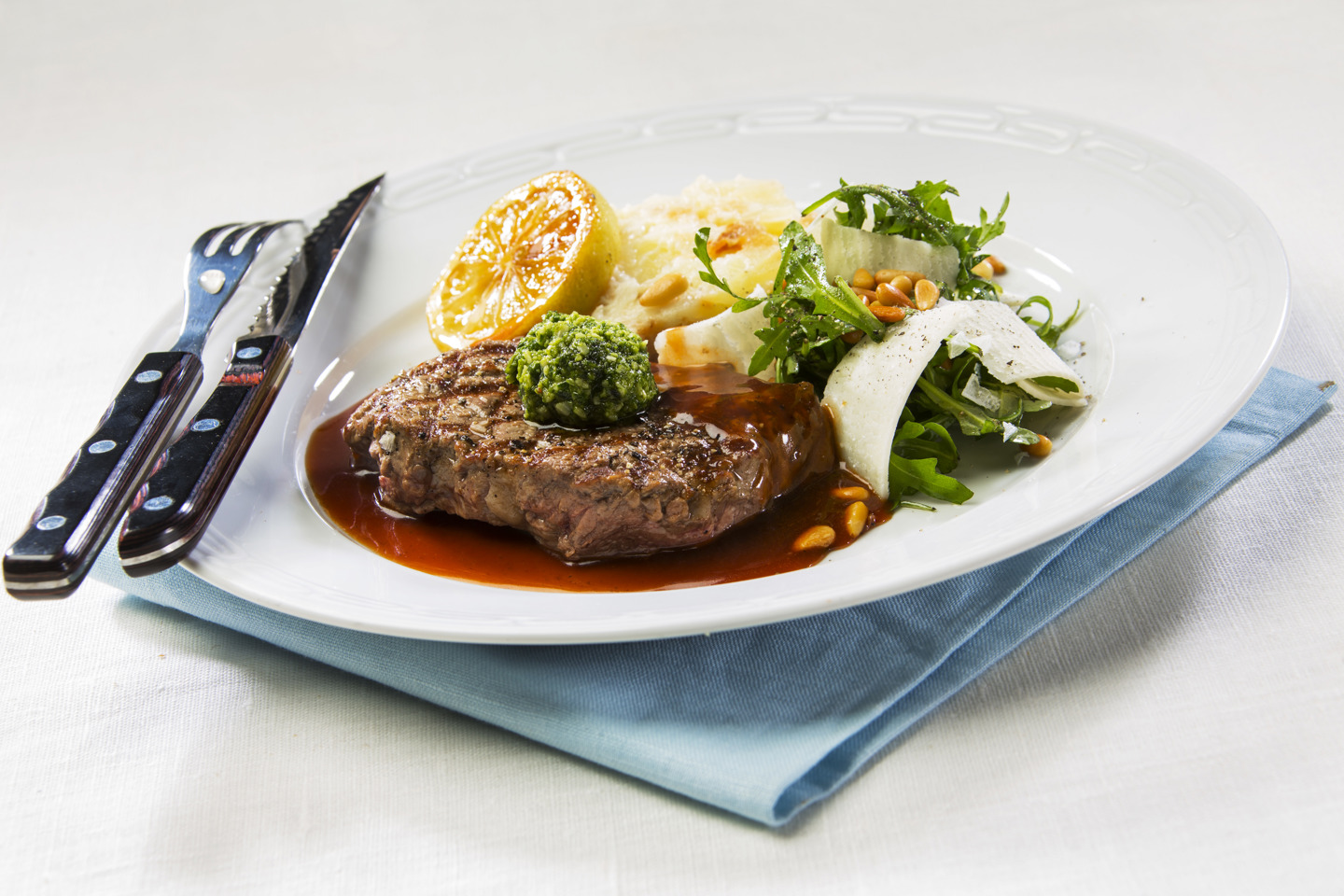 Naudan ulkofileepihvi,lisäkkeenä parmesanperunakakku,sitruuna-rosmariinikastike,rucolasalaattia.jpg