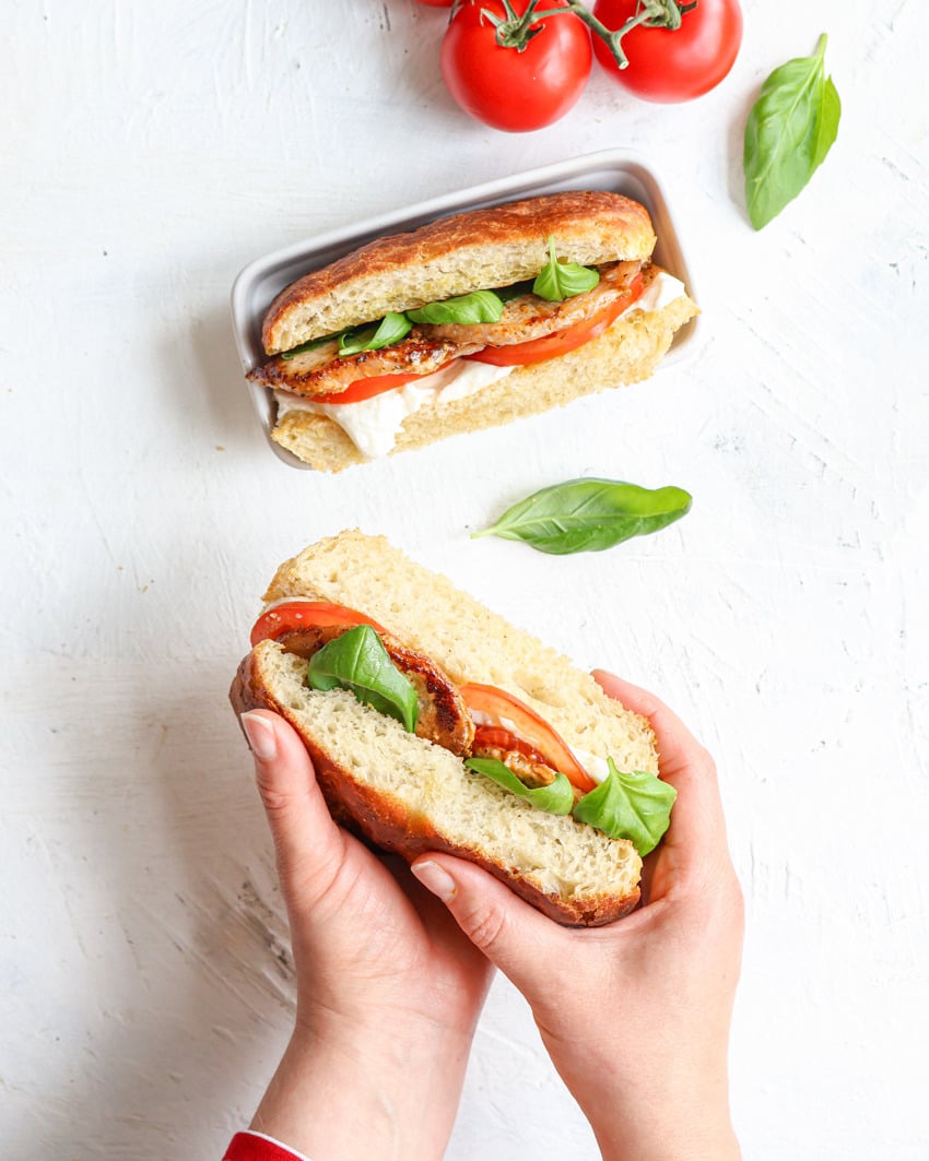 612104_ATRIA_possu_mozzarellafoccacia_kädet_4_5.jpg