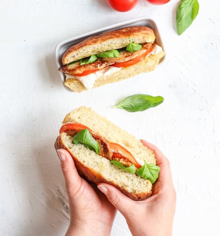 612104_ATRIA_possu_mozzarellafoccacia_kädet_4_5.jpg