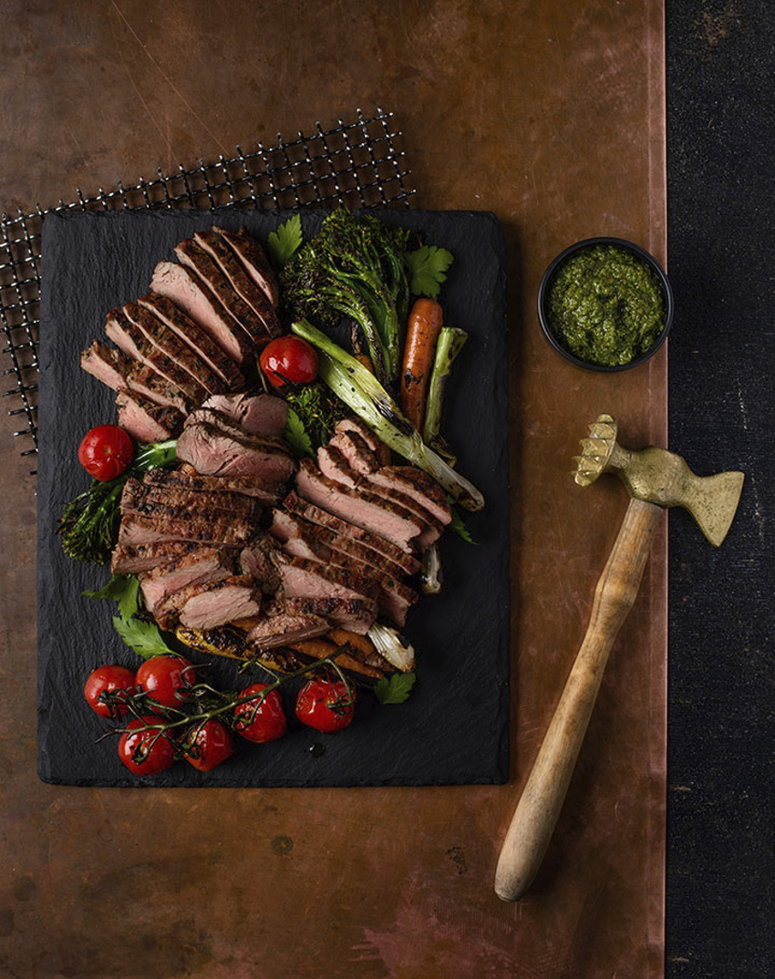 Ulkofileepihvit,-grillatut-kesäkasvikset-ja-salsa-verde.jpg