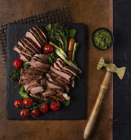 Ulkofileepihvit,-grillatut-kesäkasvikset-ja-salsa-verde.jpg